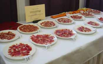 Raciones de jamón cortadas por los participantes